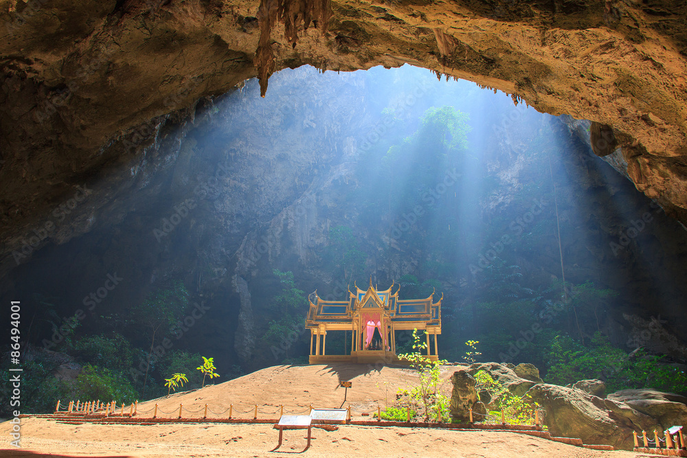 Obraz premium Morning sunbeam on golden buddhist pavilion in wild cave, Sam Roi Yot, Thailand