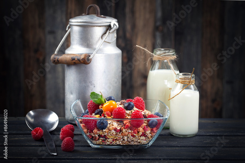 Frühstücksmüsli mit frischer Milch photo