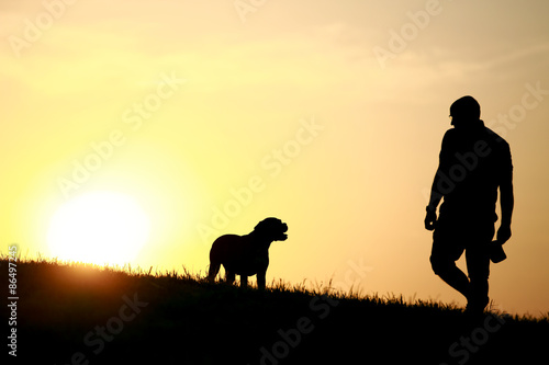 Hund und Herrchen als Silhouette bei Sonnenuntergang © Jana Behr