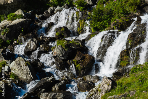 Cascate e torrenti sulle montagne delle Alpi