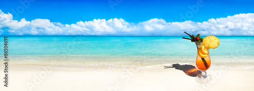 Cocktail trinken im Sommer am Strand