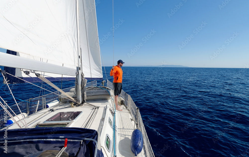 Obraz premium Man sailing with sails out on a sunny day