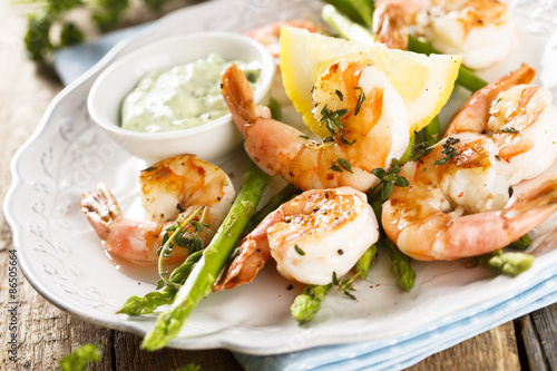 Grilled shrimps with asparagus and wild garlic sauce