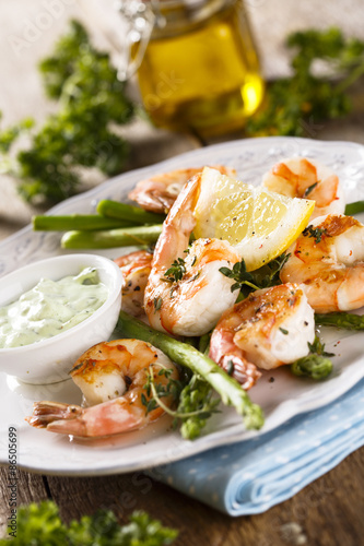Grilled shrimps with asparagus and wild garlic sauce