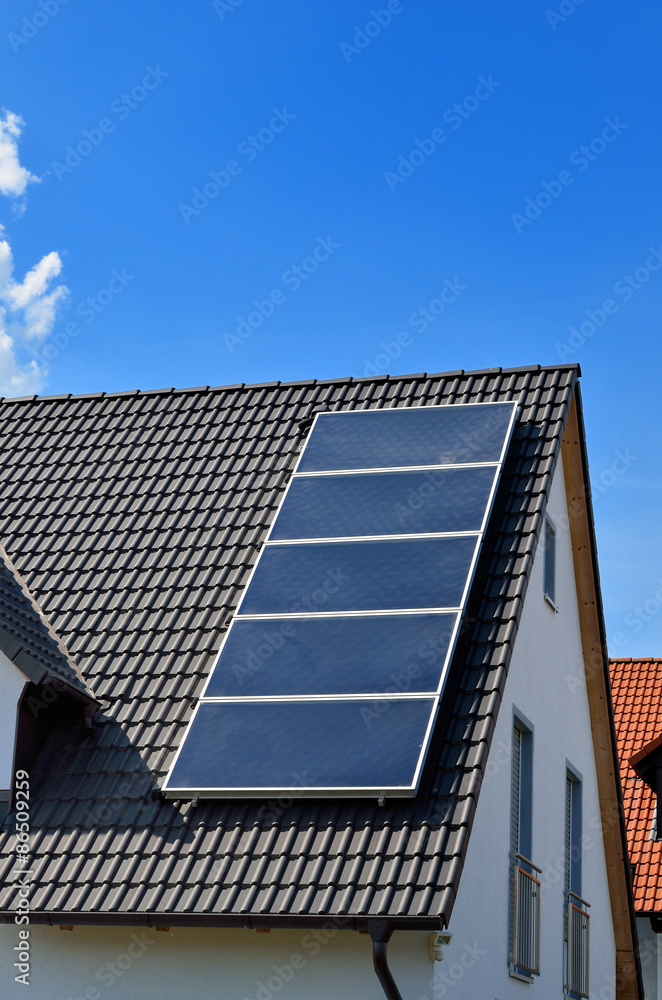 Fototapeta premium Warmwassererzeugung mit Sonnenenergie