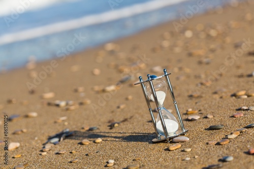 Hourglass, sand, timer.