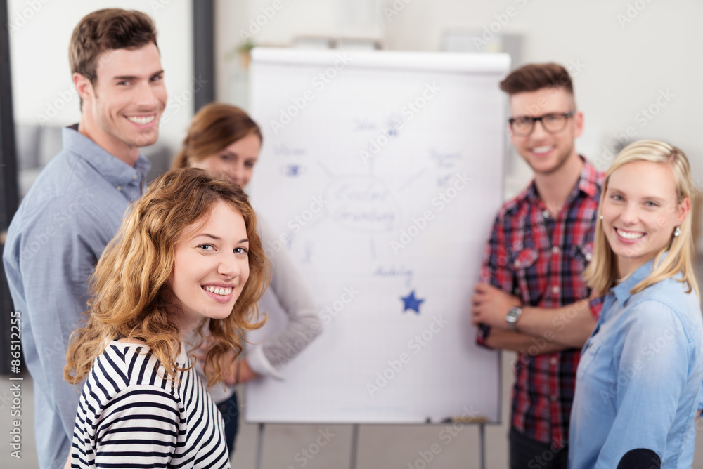 Fototapeta premium gruppe studenten steht vor einem flipchart und erarbeitet ideen