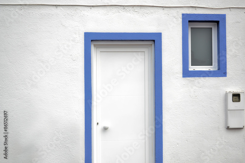 Белая стена с дверью и окном 