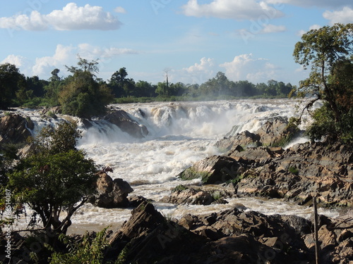 La plus large cascade du Mékong © lyaroldan