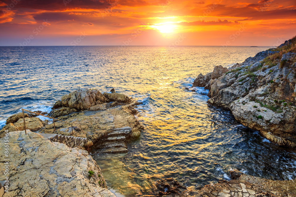 Obraz premium Stunning rocky beach and beautiful sunset near Rovinj,Istria,Croatia
