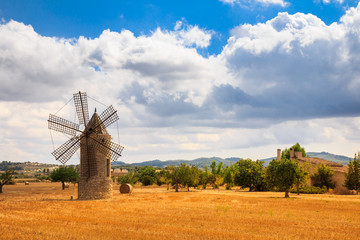 Keuken achterwand Molens Traditionele molen op Mallorca  © gottschalk30
