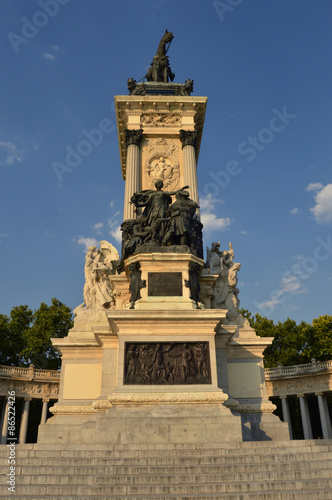 Monumento escultorico dedicado a el Rey Alfonso XII de España en el parque del Retiro en Madrid © claverinza