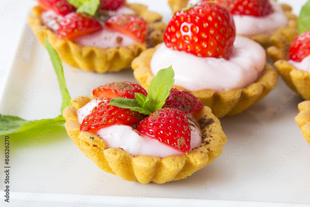 cupcakes with strawberries cupcakes with strawberries