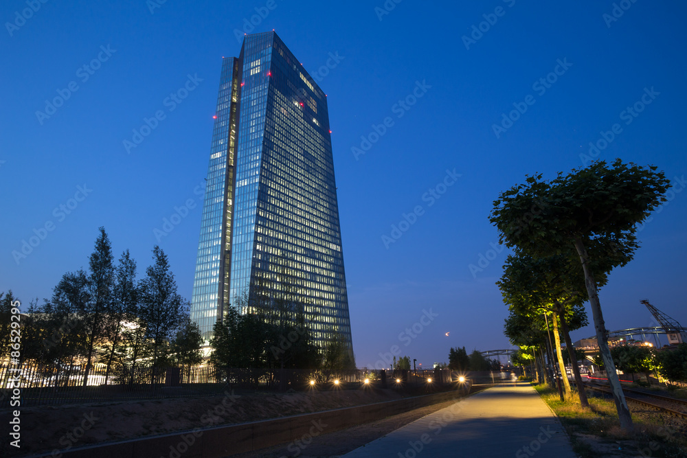 Obraz premium new european central bank in frankfurt germany at night