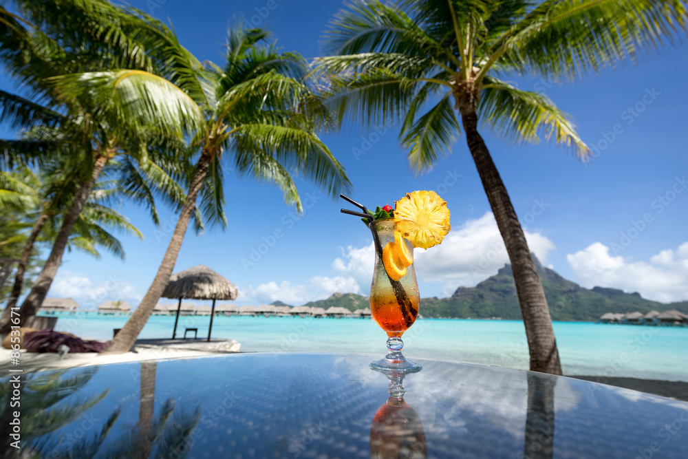 Wunschmotiv: Entspannen im Urlaub mit einem Fruchtcocktail unter Palmen #86531671