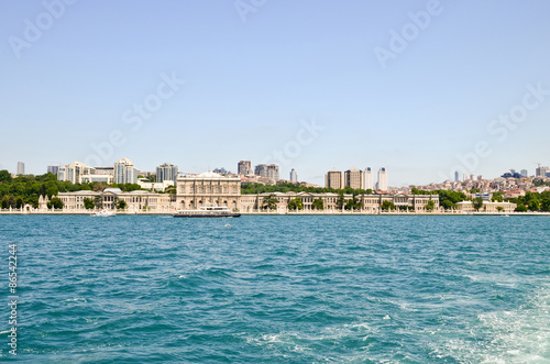 Fototapeta Naklejka Na Ścianę i Meble -  Istanbul: Dolmabahce Palast in Besiktas vom Bosporus, Türkei 