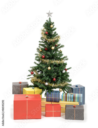 Geschmückter Weihnachtsbaum mit Geschenken