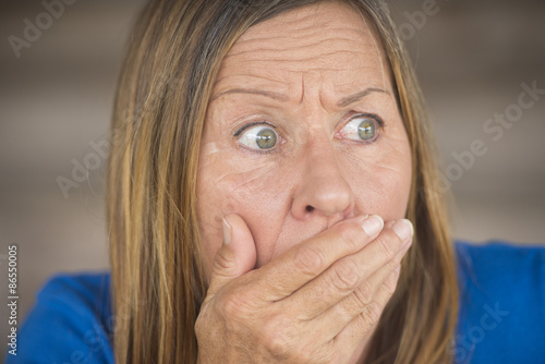 Quadro su tela Shocked upset frightened woman portrait