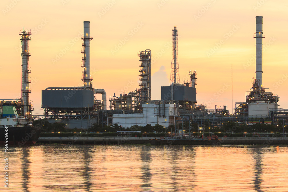 Naklejka premium Oil refinery along the river at Dusk (Bangkok, Thailand)