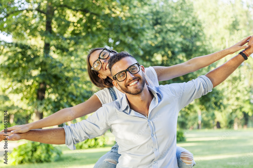 Naklejka premium beautiful young couple having fun in the park