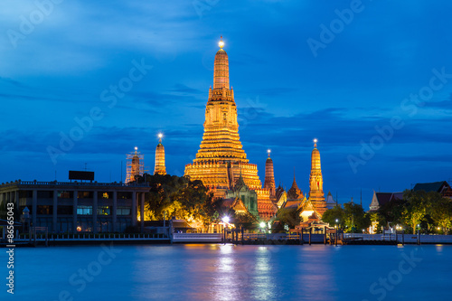 Atmosphere thai temple in night © Southtownboy Studio