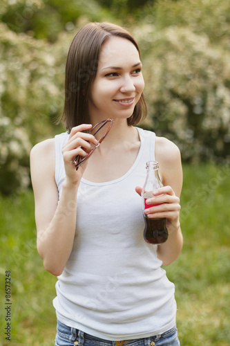 Quadro su tela Girl, holding soda and sunglasses