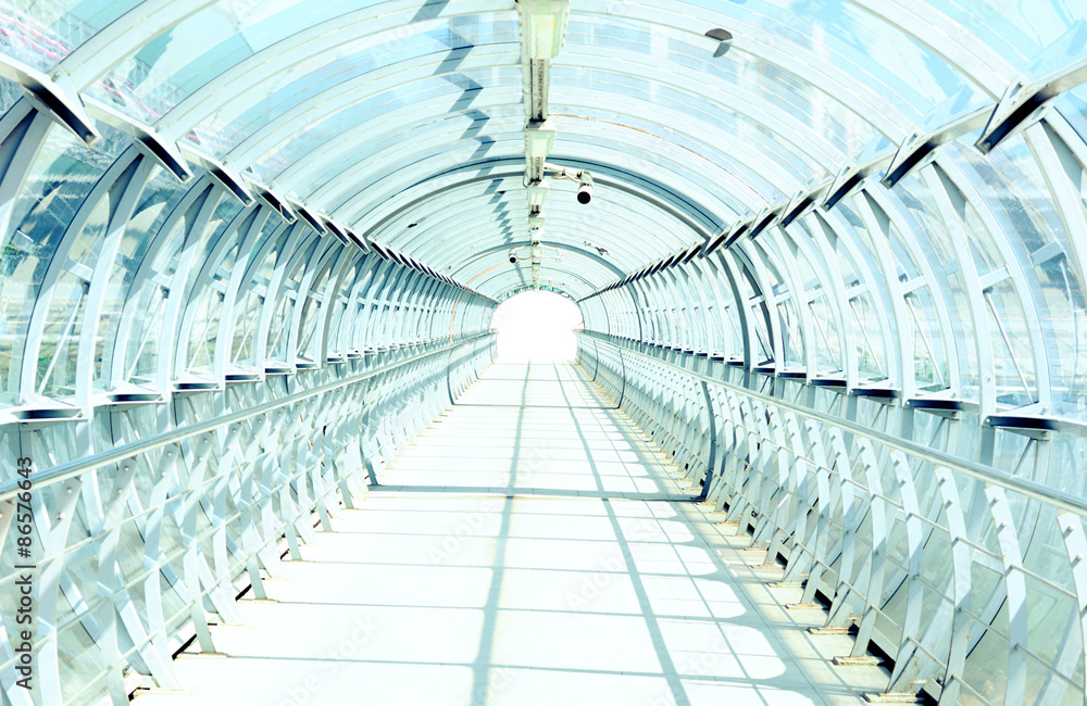 Naklejka premium Тоннель из пластикового стекла и металла на железнодорожном вокзале