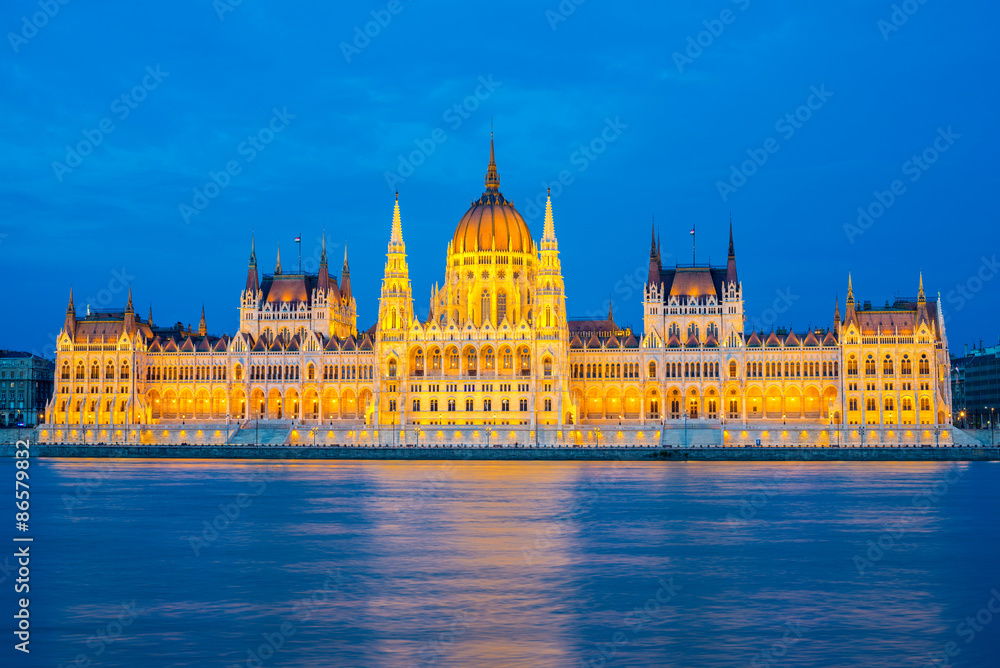 Naklejka premium Budapest Parliament at night - Budapest - Hungary