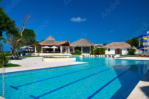 Swimming pool in tropical resort © photopixel