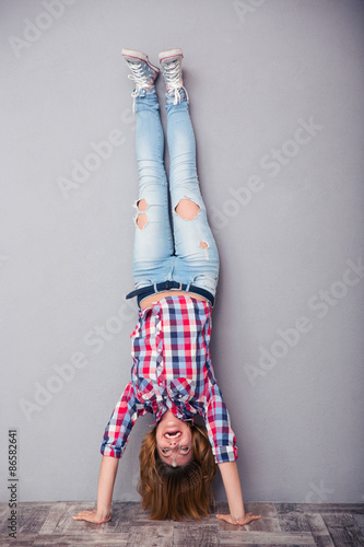 Εκτύπωση καμβά Woman standing upside down