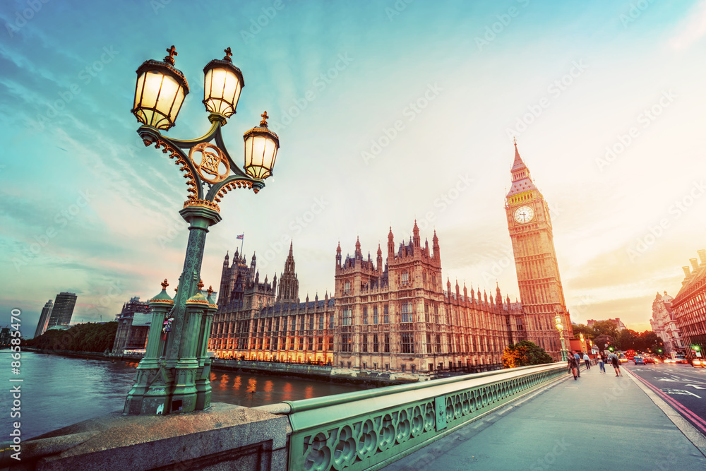 Naklejka premium Big Ben, Londyn Wielka Brytania o zachodzie słońca. Retro latarnia uliczna światło na Westminster Bridge. Zabytkowe
