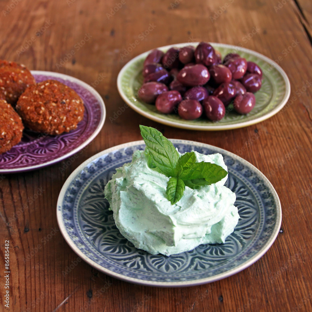 schafskäsecreme mit minze, oliven und falafel