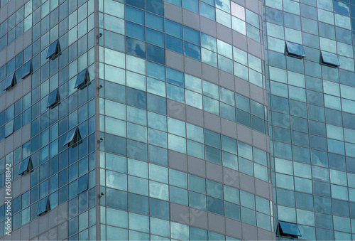 Современные окна в деловом здании