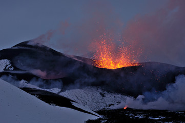 Fotobehang Vulkaan Tolbachik krater met lava-uitbarsting  © SergeG