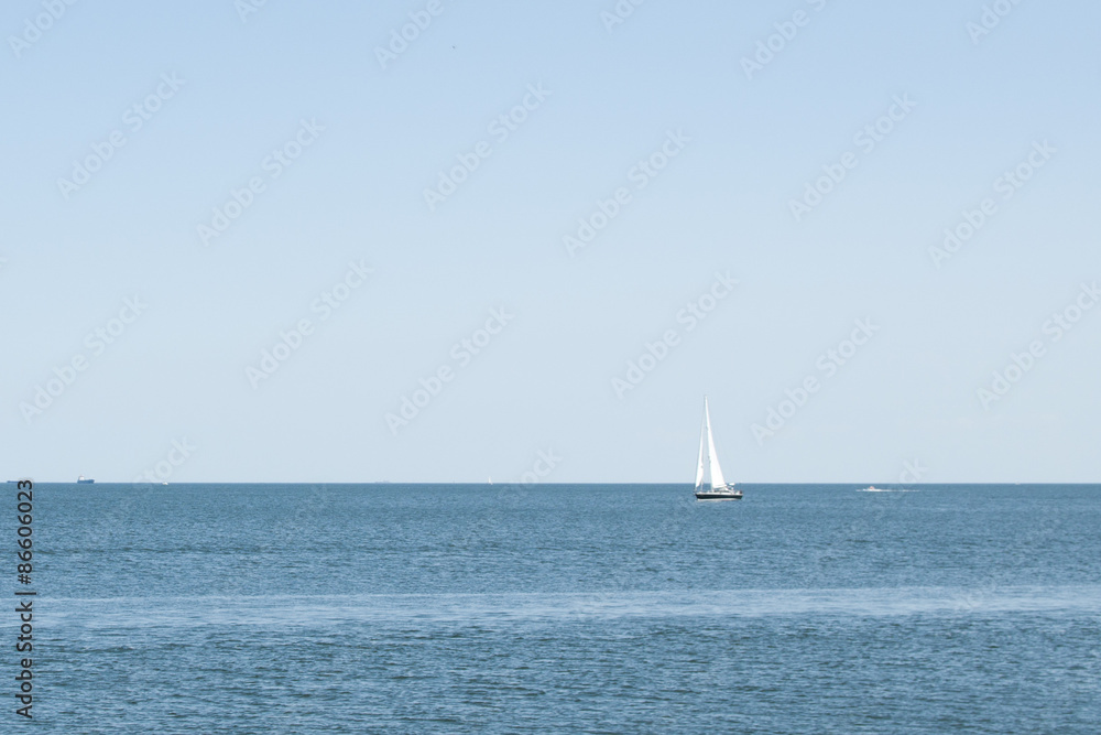 Żaglówka na morzu bałtyckim 