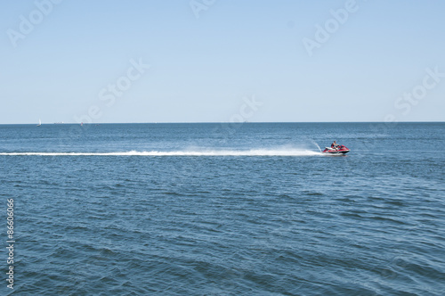 mężczyzna jadący motorówką na morzu bałtyckim