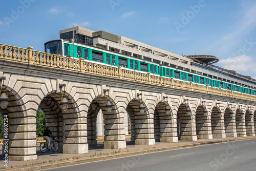 Métropolitain sur le viaduc ferrovière du pont de Bercy à Paris