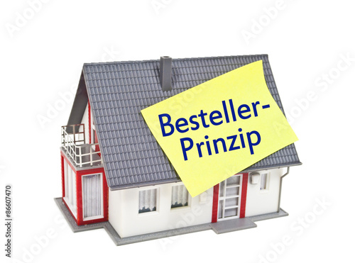 Haus mit Zettel Besteller-Prinzip, Maklerprovision, Maklergebühr photo