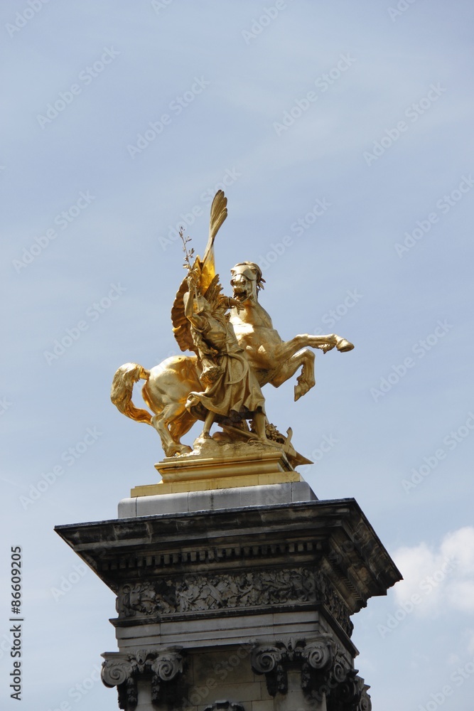 Statue au sommet d'un colonne, Pont Alexandre III à Paris