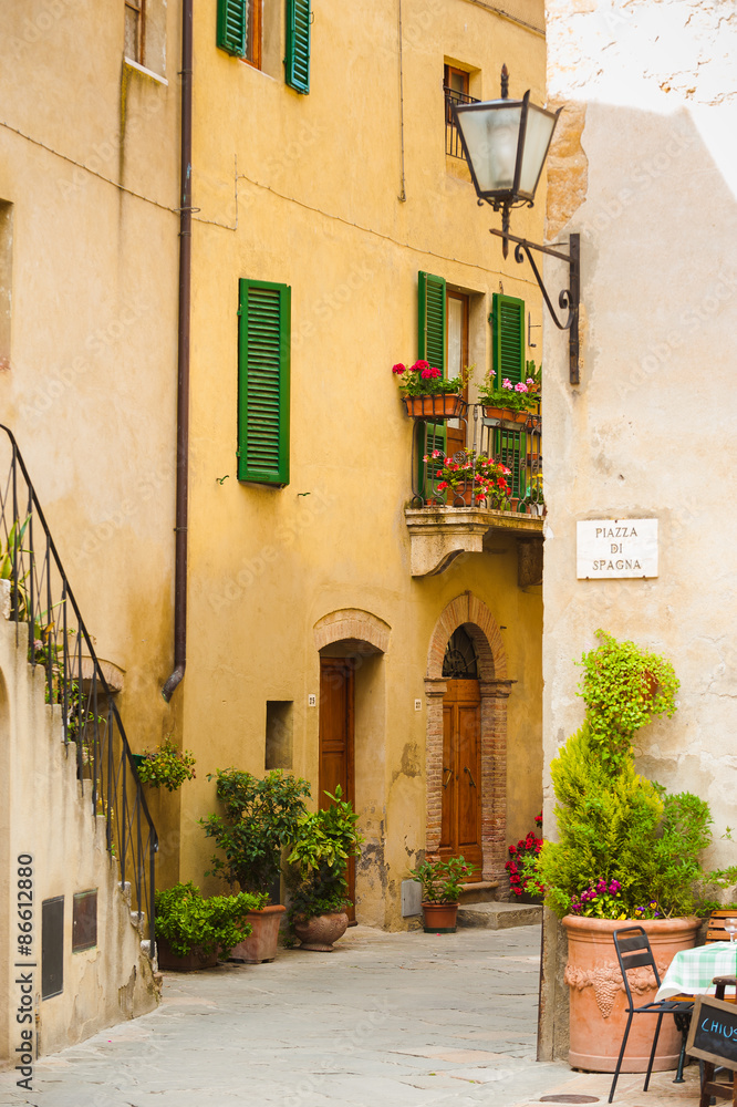 Obraz premium Old alley in the medieval town with flowers, Pienza