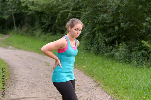 Sportliche Frau hat Rückenschmerzen © michaelheim