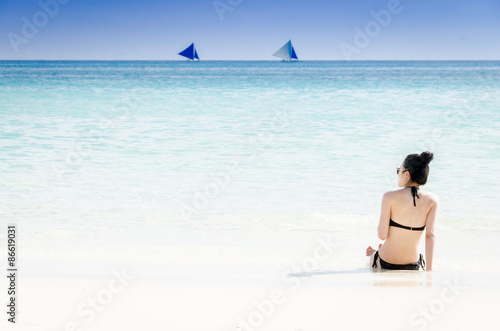 Boracay Sandstrand mit Frau im Vordergrund und Booten am Horizont
