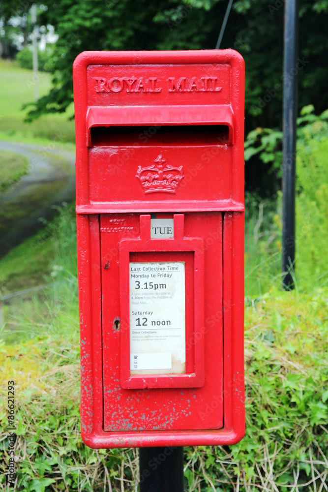 Ein roter Postkasten in Schottland Ein roter Postkasten in Schottland