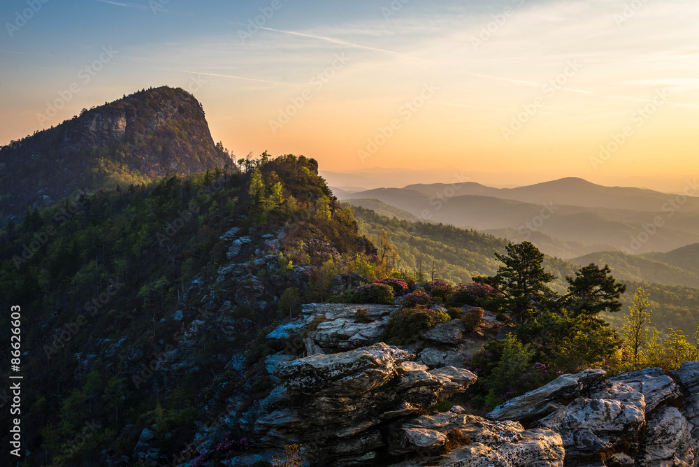 Obraz premium Sunrise from the Chimneys at the Linville Gorge Wilderness Area in the spring season on a warm morning