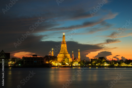 Wat arun in twilight time and fantastic sky, Bangkok, Thailand © Southtownboy Studio