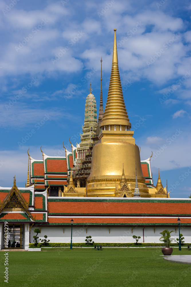 Fototapeta premium gold pagoda in Wat Phra Kaew, Bangkok