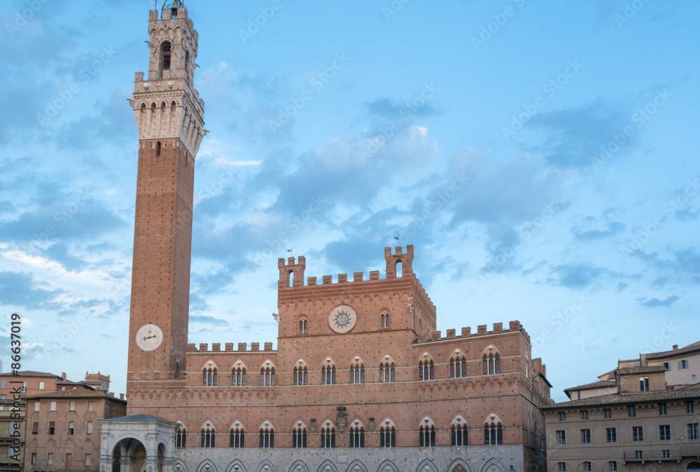 Palazzo Pubblico con la Torre del Mangia di Siena , Toscana