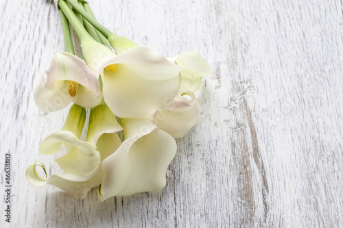 Fotobehang Towels and bouquet of white calla flowers