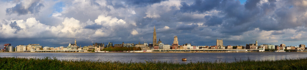 Tableau sur plexiglas Anvers Panorama nuageux d'Anvers en soirée  © arvelius