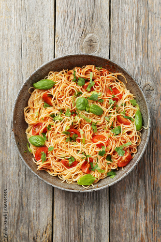 Tableau sur toile Spaghetti with tomatoes and basil